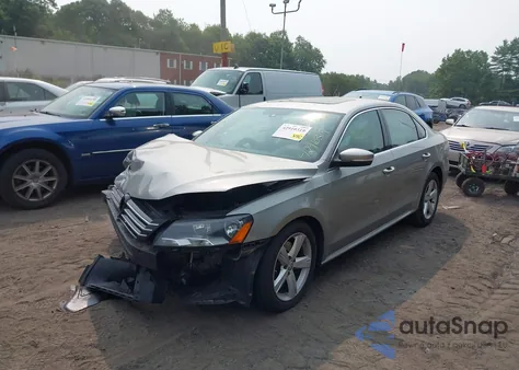 2013 Volkswagen Passat 2.5L Se z USA, uszkodzony, nr VIN 1VWBP7A37DC143339